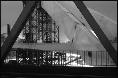 883876 Gezicht op de in aanbouw zijnde Werskpoorbrug over het Amsterdam-Rijnkanaal te Utrecht, bij nacht.